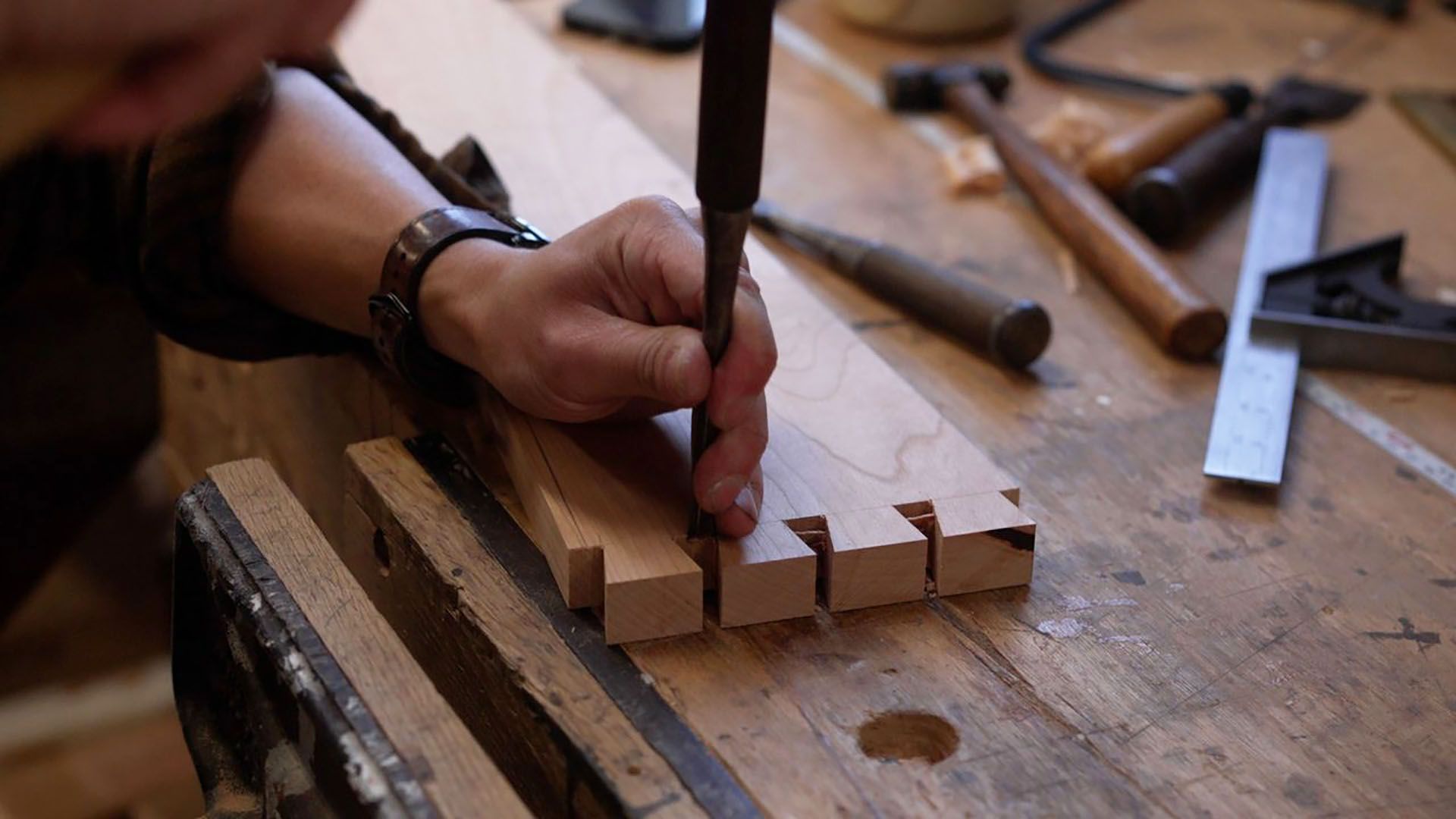 Leo Sampson Goolden werkt aan zeiljacht Tally Ho